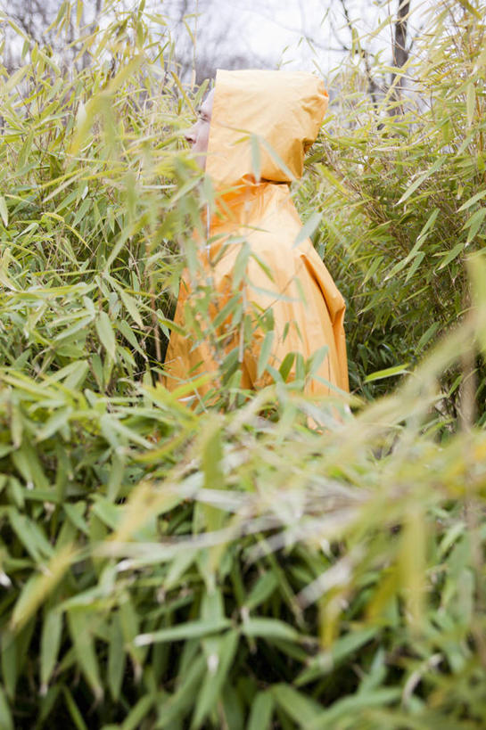 西方人,一个人,站,竖图,室外,白天,侧面,植物,欧洲,欧洲人,仅一个男性,仅一个人,仅一个中年男性,树,树木,黄色,绿色,自然,站着,生长,成长,保暖,防寒,御寒,雨衣,透气,防水,冲锋服,冲锋衣,防潮,户外用品,男人,男性,中年男性,白种人,站立,半身,彩图