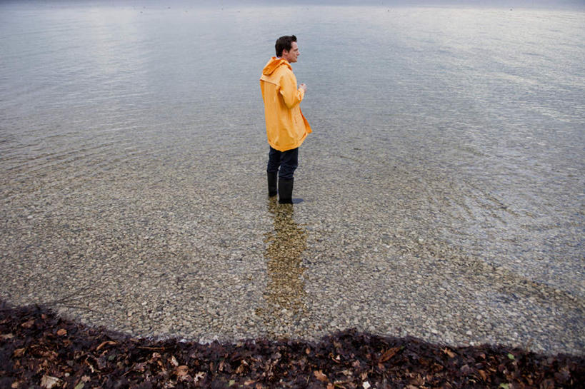 西方人,一个人,站,横图,俯视,室外,白天,湖,湖泊,石头,水,欧洲,欧洲人,仅一个男性,仅一个人,仅一个中年男性,石子,湖面,水流,水面,注视,黄色,湖水,观察,看,站着,观看,保暖,察看,防寒,御寒,关注,雨衣,透气,防水,沉积岩,冲锋服,冲锋衣,防潮,户外用品,水成岩,男人,男性,中年男性,白种人,石块,岩石,站立,彩图,高角度拍摄,全身