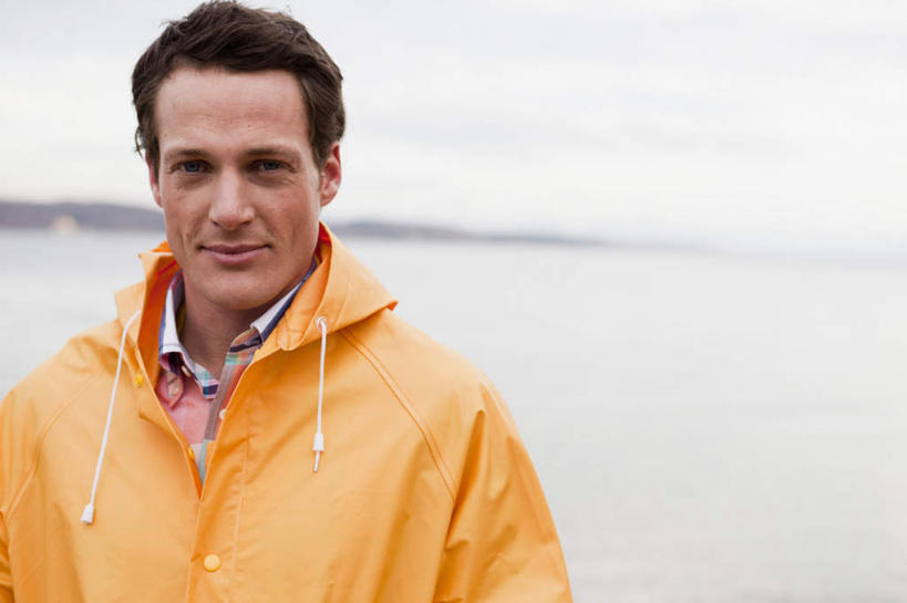 西方人,一个人,站,横图,室外,白天,正面,湖,湖泊,水,欧洲,欧洲人,仅一个男性,仅一个人,仅一个中年男性,阴影,光线,影子,湖面,水流,水面,云,云朵,云彩,注视,黄色,蓝色,白云,蓝天,天空,阳光,湖水,天,观察,看,站着,晴朗,观看,保暖,察看,防寒,御寒,关注,雨衣,透气,防水,冲锋服,冲锋衣,防潮,户外用品,男人,男性,中年男性,白种人,晴空,站立,半身,彩图