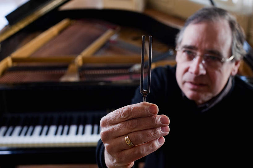 西方人,一个人,音乐家,举,横图,俯视,室内,白天,爱情,键盘,欧洲,欧洲人,仅一个男性,仅一个人,一副,握,服装,朦胧,模糊,眼镜,音叉,钢琴,乐器,三角钢琴,浪漫,拿,拿着,注视,装饰品,衣服,戒指,饰品,首饰,观察,看,托,仅一个老年男性,恩爱,握着,服饰,观看,老花镜,信物,察看,调音,键盘乐器,权利,衣着,穿着,关注,频率,手饰,衣饰,远视眼镜,老年男性,男人,男性,白种人,乐师,演奏家,音乐工作者,作曲家,举起,举手,举着,向上举,向上伸,向上托,半身,彩图,高角度拍摄,Y形,发声器