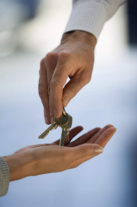 西方人,手,两个人,店员,竖图,室内,特写,白天,正面,安全,欧洲,欧洲人,握,朦胧,模糊,防护,钥匙,拿,拿着,顾客,营业员,手部,握着,保护,开启,封闭,保险,私密,车钥匙,保全,周全,安稳,安定,防盗,销售人员,主顾,汽车钥匙,平安,男人,男性,女人,女性,中年男性,中年女性,白种人,售货员,半身,彩图