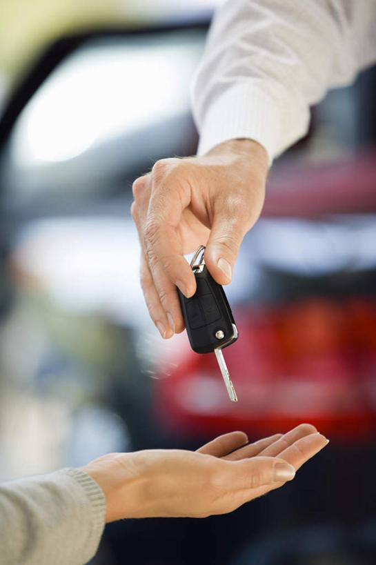 西方人,手,两个人,店员,竖图,室内,特写,白天,正面,安全,汽车,欧洲,欧洲人,握,朦胧,模糊,防护,钥匙,拿,拿着,顾客,车,交通工具,轿车,营业员,手部,握着,保护,开启,封闭,载具,保险,私密,车钥匙,保全,周全,安稳,安定,防盗,销售人员,主顾,汽车钥匙,平安,男人,男性,女人,女性,中年男性,中年女性,白种人,售货员,半身,彩图