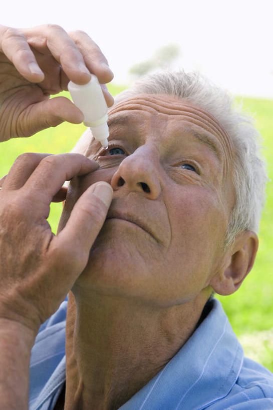 西方人,脸,头,脸颊,手,一个人,竖图,室外,特写,白天,正面,草地,草坪,植物,欧洲,欧洲人,双手,仅一个男性,仅一个人,握,服装,朦胧,模糊,药剂,拿,拿着,注视,休闲装,肩膀,草,衣服,绿色,观察,看,仅一个老年男性,休闲,手部,休闲服,治疗,握着,保健,服饰,观看,药物,察看,医疗,关注,预防,眼药水,老年男性,男人,男性,白种人,头部,脸部,脸蛋,面部,抬头,仰头,半身,彩图