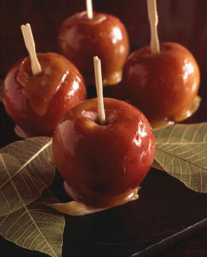 点心,无人,竖图,俯视,室内,特写,白天,餐桌,桌子,苹果,餐具,水果,阴影,反射,碟子,盘,影子,甜点,果实,文化,小吃,竹签,红色,盘子,碟,四个,餐台,取食签,彩图,高角度拍摄,苹果糖,太妃糖苹果,糖苹果,传统文化