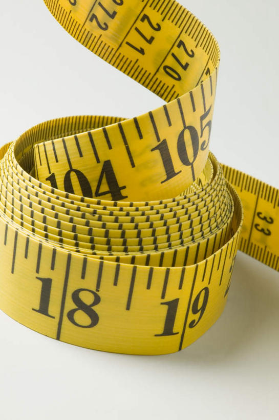 无人,竖图,俯视,室内,特写,白天,白色背景,静物,一条,阴影,反射,测量,标志,皮尺,数字,文字,影子,字符,刻度,标识,黄色,尺,保养,保健,摄影,阿拉伯数字,影棚,测量工具,尺子,减肥,腰围尺,瘦身,量具,量仪,塑料卷尺,彩图,高角度拍摄,影棚拍摄,拍摄