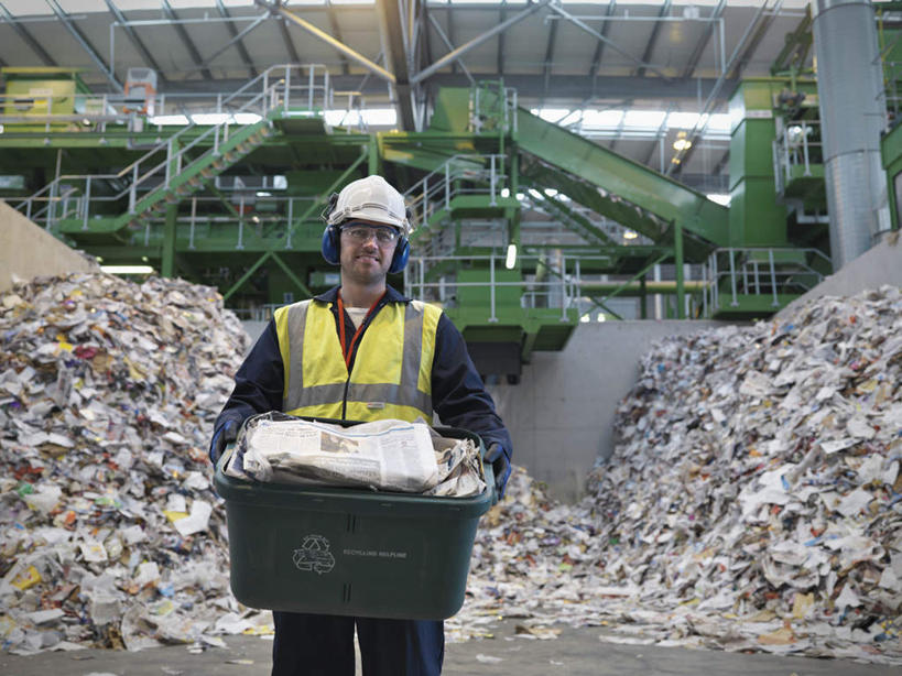 西方人,一个人,机修工,站,捧,横图,室内,白天,正面,工作服,制服,帽子,欧洲,欧洲人,仅一个男性,仅一个人,环保,材料,档案,头盔,文件,纸,垃圾桶,注视,工人,仅一个年轻男性,安全帽,容器,手稿,资料,观察,看,站着,能源,观看,储藏,垃圾箱,证明,回收,资源,察看,储存,关注,文档,利用,低碳,循环,废品回收站,工作制服,持续,男人,男性,年轻男性,白种人,机械师,机修工人,端,端着,捧着,手捧,站立,半身,彩图,工作套服,安全服,反光背心,反光服,反光衣,贮存