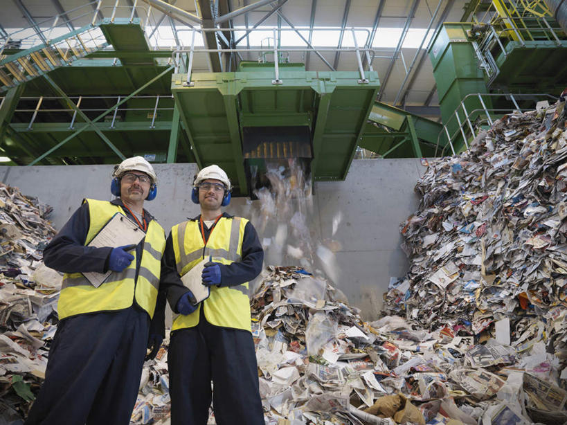 西方人,两个人,伙伴,朋友,机修工,站,横图,室内,白天,仰视,工作服,制服,友谊,安全,合作,团队,帽子,欧洲,欧洲人,握,环保,材料,档案,头盔,文件,纸,防护,拿,拿着,注视,工人,安全帽,手稿,手套,资料,低头,观察,看,站着,战略,握着,观看,保护,证明,回收,资源,察看,关注,文档,保险,记录板,利用,记事板,循环,保全,周全,安稳,安定,联合,合谋,防护手套,废品回收站,工作制服,配合,平安,协作,男人,男性,年轻男性,中年男性,白种人,机械师,机修工人,站立,半身,彩图,低角度拍摄,工作套服,安全服,反光背心,反光服,反光衣