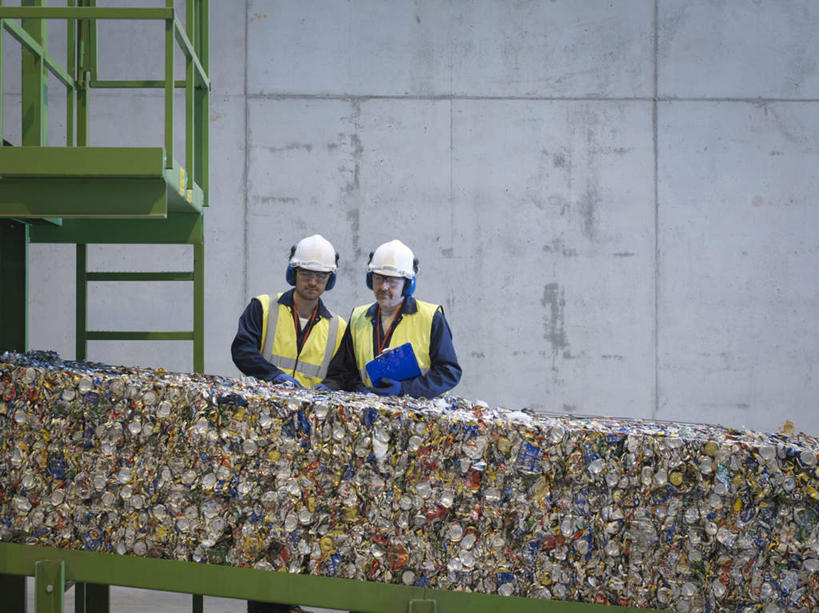 西方人,两个人,伙伴,朋友,机修工,站,搬运,横图,室内,白天,正面,工作服,制服,友谊,合作,团队,帽子,金属制品,欧洲,欧洲人,握,环保,传输,金属,包装,罐子,头盔,拿,拿着,注视,饮料,工人,安全帽,容器,观察,看,站着,战略,握着,运输,易拉罐,观看,回收,传送带,资源,察看,便利,传送,关注,载具,记录板,传输带,利用,记事板,循环,联合,合谋,方便,废品回收站,工作制服,配合,协作,男人,男性,年轻男性,中年男性,白种人,机械师,机修工人,站立,半身,彩图,工作套服,安全服,反光背心,反光服,反光衣