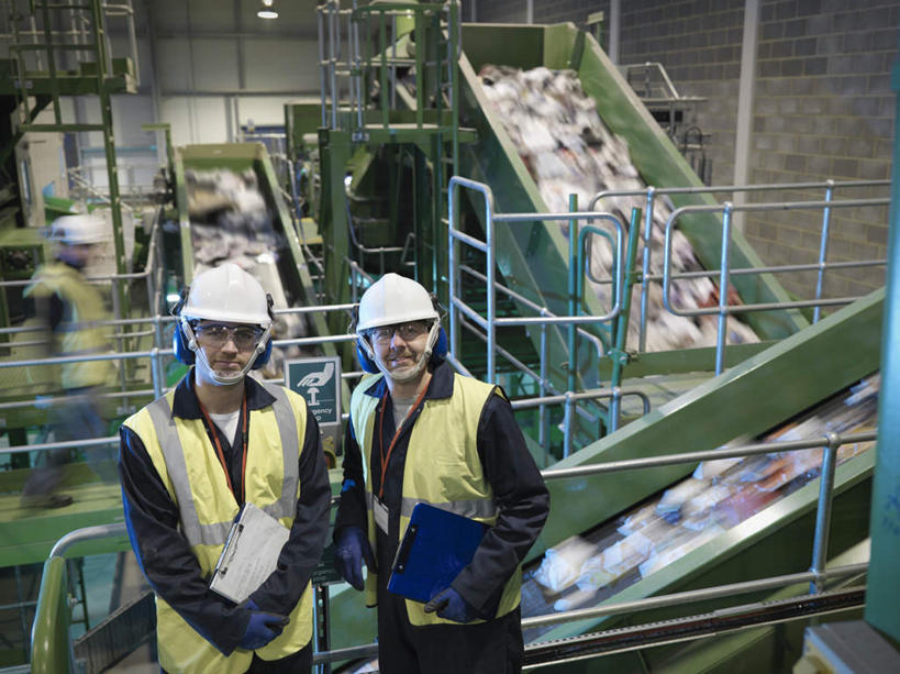 西方人,两个人,伙伴,朋友,机修工,栏杆,站,笑,搬运,微笑,露齿笑,横图,俯视,室内,白天,工作服,制服,友谊,合作,团队,帽子,欧洲,欧洲人,握,环保,朦胧,模糊,传输,扶手,头盔,拿,拿着,注视,护栏,工人,安全帽,观察,看,站着,战略,握着,运输,观看,回收,传送带,资源,察看,便利,传送,关注,载具,记录板,传输带,利用,记事板,循环,联合,合谋,方便,废品回收站,工作制服,配合,协作,男人,男性,年轻男性,中年男性,白种人,机械师,机修工人,抬头,仰头,站立,半身,彩图,高角度拍摄,工作套服,安全服,反光背心,反光服,反光衣