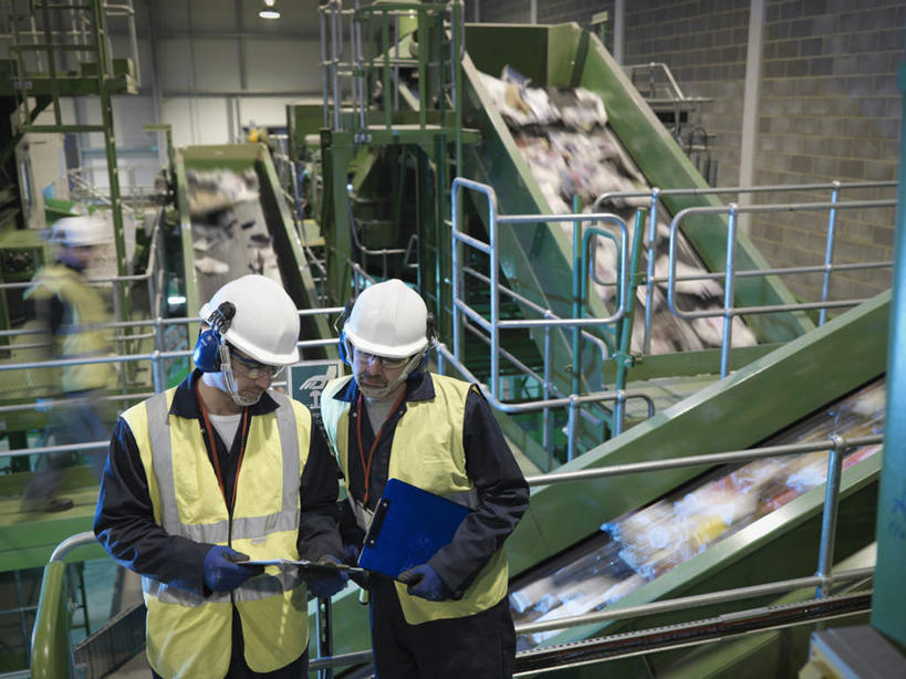 西方人,两个人,伙伴,朋友,机修工,栏杆,站,笑,搬运,微笑,露齿笑,横图,俯视,室内,白天,工作服,制服,友谊,合作,团队,帽子,欧洲,欧洲人,握,环保,朦胧,模糊,传输,扶手,头盔,拿,拿着,注视,护栏,工人,安全帽,观察,看,站着,战略,握着,运输,观看,回收,传送带,资源,察看,便利,传送,关注,载具,记录板,传输带,利用,记事板,循环,联合,合谋,方便,废品回收站,工作制服,配合,协作,男人,男性,年轻男性,中年男性,白种人,机械师,机修工人,抬头,仰头,站立,半身,彩图,高角度拍摄,工作套服,安全服,反光背心,反光服,反光衣