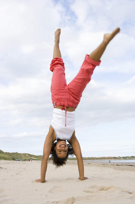 西方人,一个人,跳,竖图,室外,白天,仰视,锻炼,运动,草地,草坪,海浪,海洋,沙滩,植物,欧洲,非洲,黑人,欧洲人,仅一个年轻女性,仅一个女性,仅一个人,撑,翻,阴影,服装,光线,沙子,影子,海岸,浪花,云,云朵,沙地,滚,云彩,注视,休闲装,光脚,草,衣服,蓝色,绿色,白云,蓝天,天空,阳光,海水,天,观察,看,休闲,赤脚,休闲服,服饰,晴朗,翻跟斗,观看,翻跟头,察看,撑着,关注,海景,翻筋斗,体育,年轻女性,女人,女性,非洲人,大海,风浪,海,海水的波动,海滩,近岸浪,涌浪,晴空,卧,彩图,低角度拍摄,全身,健身,转体