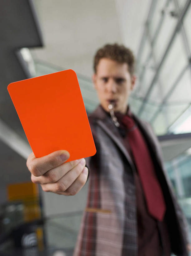 西方人,一个人,商务人士,商务男性,站,竖图,室内,白天,仰视,衬衫,比赛,窗户,落地窗,欧洲,欧洲人,仅一个男性,仅一个人,握,咬,套装,服装,朦胧,模糊,传递,信息,墙,哨子,警告,拿,拿着,注视,休闲装,玻璃窗,墙壁,墙面,仅一个年轻男性,衣服,白色,低头,观察,看,站着,休闲,休闲服,警示,联络,握着,服饰,观看,禁止,声音,咬着,提醒,信号,察看,口哨,关注,提示,限制,集合,惩罚,商务装,违规,工薪阶层,处罚,犯规,红牌,召唤,传达,号令,讯号,危险,男人,男性,年轻男性,白种人,白领,上班族,站立,半身,彩图,低角度拍摄,衬衣