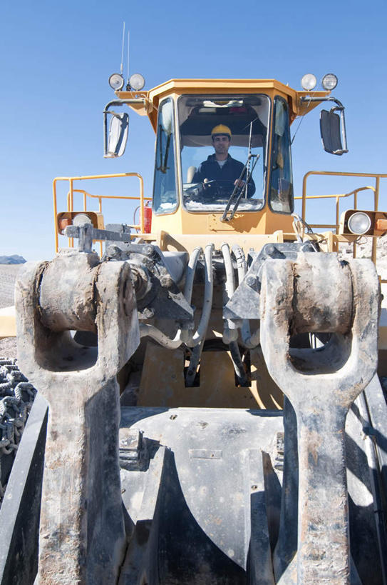 西方人,一个人,坐,竖图,室外,白天,正面,工作服,制服,技术,建筑,欧洲,欧洲人,仅一个男性,仅一个人,一辆,阴影,光线,影子,注视,车,施工,工人,仅一个年轻男性,蓝色,蓝天,天空,阳光,交通工具,天,观察,驾驶,看,行驶,机械,工程车,晴朗,观看,操纵,控制,工程,察看,关注,载具,推土机,操控,万里无云,矿工,把持,交通运输,工作制服,工作车,施工车,男人,男性,年轻男性,白种人,晴空,晴空万里,坐着,彩图,全身,工作套服,矿山工人