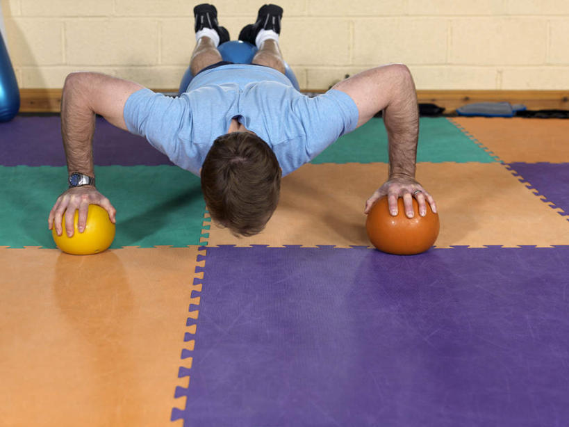 西方人,一个人,俯卧撑,横图,俯视,室内,白天,运动服,锻炼,运动,欧洲,欧洲人,仅一个男性,仅一个人,仅一个中年男性,撑,服装,毯子,墙,娱乐,墙壁,墙面,衣服,白色,垫子,低头,享受,休闲,健身球,放松,服饰,瑜伽球,撑着,衣着,穿着,室内运动,衣饰,海绵垫,体操垫,男人,男性,中年男性,白种人,伏地挺身,彩图,高角度拍摄,全身,健身,掌上压,运动装