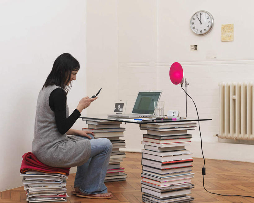 西方人,一个人,坐,打电话,横图,室内,白天,侧面,电脑,笔记本电脑,桌子,杯子,电话,手机,书籍,照明,欧洲,欧洲人,仅一个女性,仅一个人,一排,许多,敲打,握,服装,整齐,时间,网络,木制,瓷器,时钟,墙,灯光,咖啡杯,陶瓷制品,拿,计时,茶几,拿着,注视,休闲装,输入,通讯设备,墙壁,墙面,灯,排列,衣服,白色,木制品,灯具,挂钟,落地灯,钟表,打字,观察,看,仅一个中年女性,休闲,温暖,休闲服,表,握着,服饰,观看,堆,保暖,点击,敲击,照亮,察看,无线,御寒,照明设备,队列,关注,瓷杯,通信设备,无线网络,无线上网,便携式电脑,电火桶,电暖器,电热膜电暖炉,木制型电暖炉,实木取暖器,交流,按键,手提电脑,女人,女性,中年女性,白种人,书,图书,钟,沟通,通话,坐着,彩图,全身