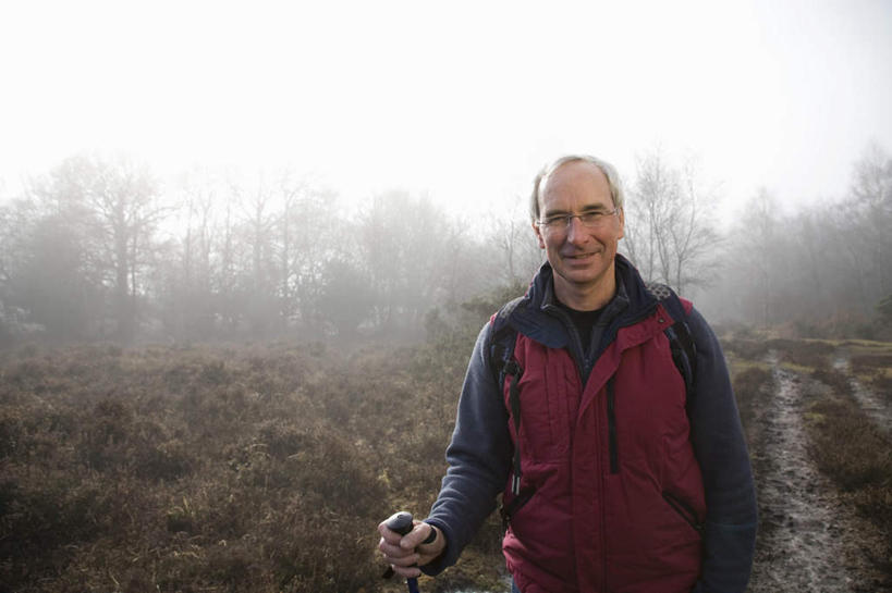 西方人,一个人,走,笑,微笑,露齿笑,横图,室外,白天,正面,树林,植物,雾,欧洲,欧洲人,仅一个男性,仅一个人,仅一个中年男性,握,服装,朦胧,模糊,工具,器材,眼镜,拿,拿着,注视,休闲装,树,树木,衣服,绿色,自然,观察,看,休闲,休闲服,器械,握着,服饰,生长,成长,拐杖,观看,迷雾,察看,关注,近视眼镜,登山杖,辅助设备,登山棍,男人,男性,中年男性,白种人,大雾,步行,登山,爬山,散步,走路,半身,彩图