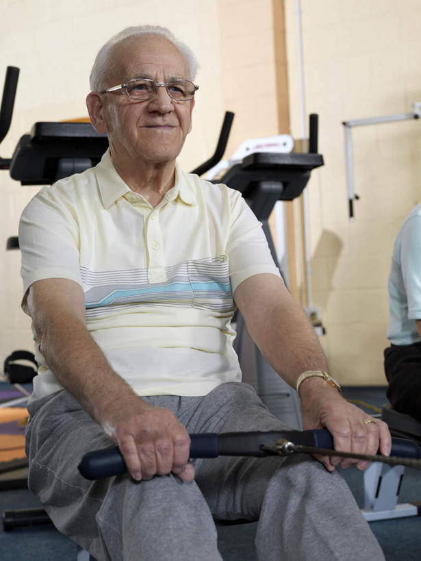 西方人,一个人,健身房,坐,笑,微笑,竖图,室内,白天,正面,运动服,锻炼,运动,欧洲,欧洲人,仅一个男性,仅一个人,握,服装,眼镜,墙,注视,娱乐,运动器械,墙壁,墙面,衣服,黄色,观察,看,仅一个老年男性,享受,休闲,健身器械,放松,握着,服饰,观看,老花镜,察看,衣着,穿着,关注,健身器材,室内运动,衣饰,远视眼镜,划船器,划船机,老年男性,男人,男性,白种人,坐着,半身,彩图,健身,健身馆,运动器材,运动装