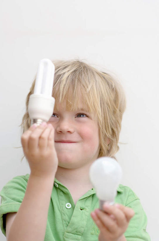 西方人,儿童,一个人,站,笑,微笑,竖图,室内,白天,白色背景,正面,纯洁,节能,照明,欧洲,欧洲人,仅一个男性,仅一个人,握,阴影,服装,环保,反射,灯泡,影子,注视,休闲装,灯,节能灯,小孩,衣服,绿色,灯具,观察,看,站着,仅一个小孩,休闲,休闲服,可爱,童年,童趣,握着,摄影,服饰,影棚,能源,观看,照亮,察看,关注,童真,低碳,烂漫,无邪,照明工具,荧光灯,U型,U型管节能灯,天真,男孩,男人,男性,白种人,孩子,站立,半身,彩图,影棚拍摄,拍摄,男生