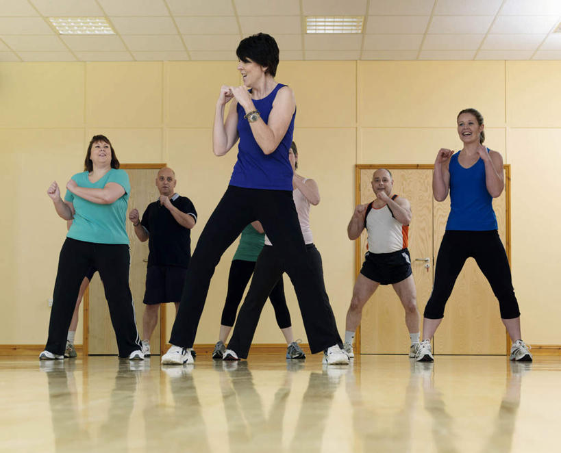 西方人,伙伴,朋友,健身房,举,横图,室内,白天,正面,运动服,锻炼,友谊,运动,地板,门,天花板,照明,欧洲,欧洲人,阴影,服装,光线,影子,灯光,许多人,扭头,注视,娱乐,顶灯,灯,衣服,灯具,门框,观察,看,托,转头,一群人,教练,享受,休闲,放松,服饰,观看,有氧运动,照亮,察看,衣着,照明设备,穿着,关注,健身操,室内运动,衣饰,友情,老年男性,男人,男性,年轻男性,年轻女性,女人,女性,中年男性,中年女性,白种人,举起,举手,举着,向上举,向上伸,向上托,彩图,全身,健身,健身馆,运动装