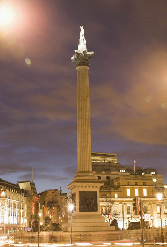 无人,家,竖图,室外,夜晚,仰视,旅游,度假,标志建筑,地标,建筑,雕塑,英国,欧洲,伦敦,阴影,艺术,装饰,高大,光线,雕刻,雕像,影子,房屋,屋子,公寓,塔,灯光,首都,宏伟,娱乐,建设,洋房,楼房,住宅,工艺品,享受,休闲,旅游胜地,放松,纪念,美术,西欧,主题,大不列颠,陈列,特拉法尔加广场,大不列颠及北爱尔兰联合王国,功能,美学,大不列颠联合王国,日不落英帝国,雾都,高峻,嵬峨,彩图,低角度拍摄,眩光,房子