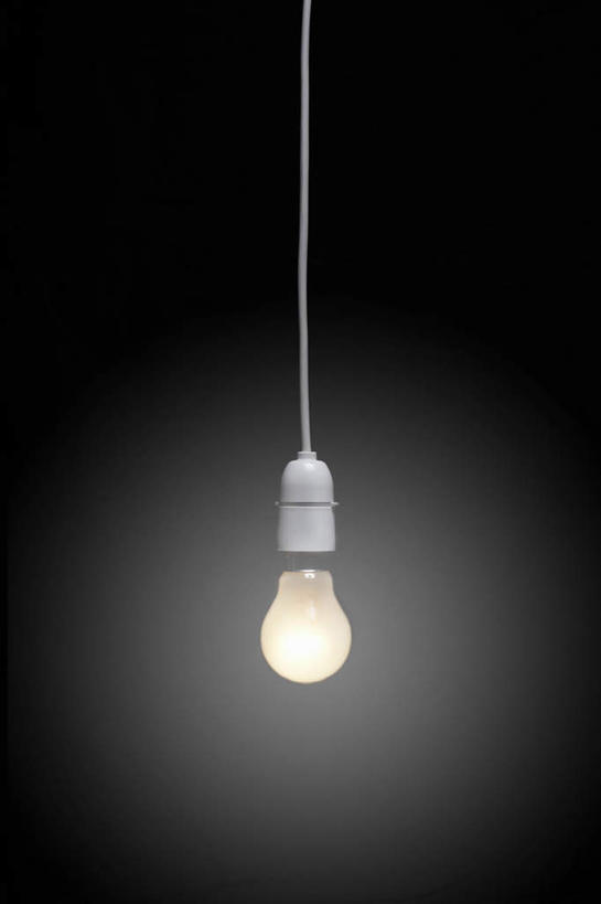 无人,竖图,室内,特写,白天,正面,静物,照明,阴影,黑色背景,光线,灯泡,影子,灯光,灯,一个,灯具,摄影,白炽灯,影棚,单个,照亮,照明工具,白炽灯泡,彩图,影棚拍摄,拍摄