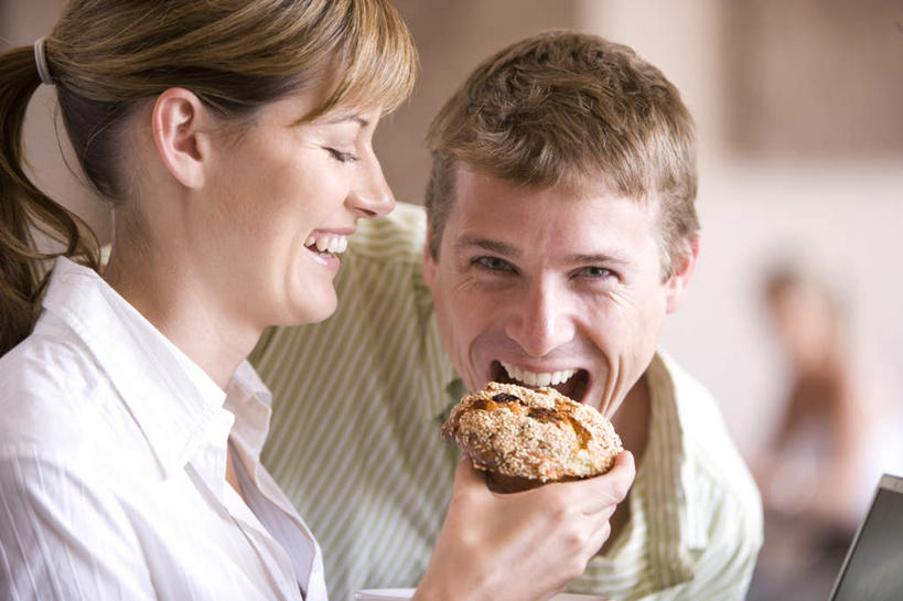 点心,西方人,两个人,笑,吃,微笑,露齿笑,横图,室内,白天,正面,爱情,下午茶,欧洲,欧洲人,阴影,服装,朦胧,模糊,反射,影子,食品,浪漫,注视,休闲装,松饼,食物,糕点,一个,衣服,观察,看,张嘴,休闲,温暖,温馨,休闲服,恩爱,喂,恋人,服饰,单个,观看,和睦,察看,关注,张大嘴巴,玛芬蛋糕,男人,男性,年轻男性,年轻女性,女人,女性,白种人,情侣,张开嘴,嚼,食,半身,彩图,伴侣,融洽