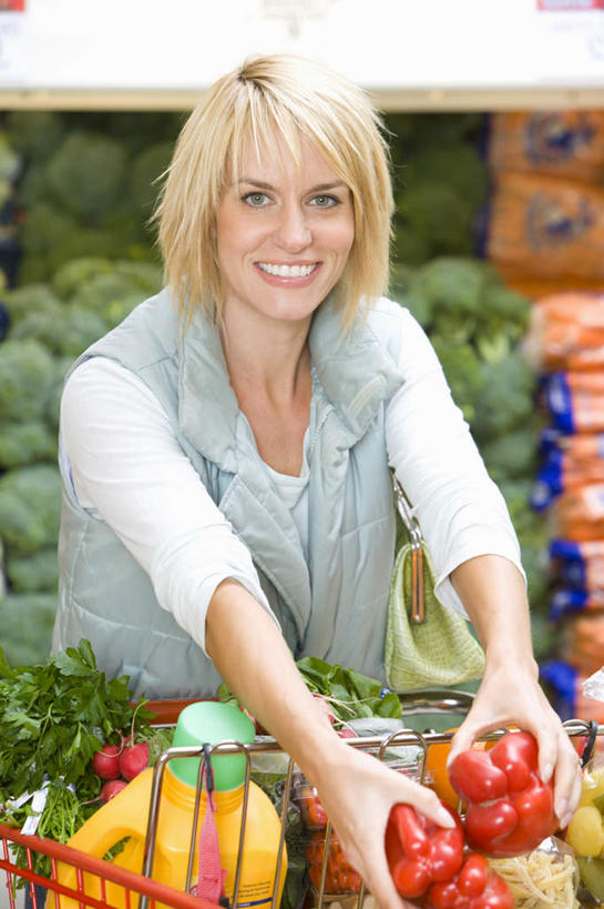 西方人,一个人,商店,站,笑,微笑,露齿笑,竖图,室内,白天,正面,购物,消费,超市,商场,香蕉,辣椒,蔬菜,购物车,欧洲,欧洲人,仅一个女性,仅一个人,一堆,一辆,许多,握,阴影,堆叠,堆积,服装,新鲜,反射,影子,花椰菜,西兰花,食品,菜,注视,休闲装,车,食物,衣服,手推车,观察,看,站着,仅一个中年女性,休闲,休闲服,握着,金融,百货,服饰,有机食品,绿色食品,观看,堆,椰菜花,察看,便利,存放,关注,载具,选购,贸易,彩椒,百货公司,辣角,红海椒,大椒,辣虎,广椒,快捷,血拼,方便,寄存,寄放,暂存,甘蓝花,女人,女性,中年女性,白种人,甘蕉,甜椒,柿子椒,辣子,海椒,番椒,灯笼椒,站立,半身,彩图,购物商场,购物中心,商业中心