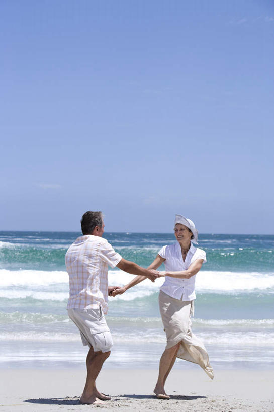 西方人,老年人,背部,两个人,家庭,夫妻,握手,竖图,室外,白天,正面,爱情,旅游,度假,海浪,海洋,美景,沙滩,帽子,欧洲,欧洲人,阴影,服装,光线,沙子,影子,海岸,景观,浪花,水平线,辽阔,海平线,沙地,浪漫,注视,休闲装,旋转,娱乐,相视,衣服,蓝色,蓝天,天空,阳光,自然,海水,遮阳帽,天,观察,看,享受,休闲,广阔,温暖,温馨,一家人,面对面,休闲服,景色,恩爱,放松,恋人,服饰,晴朗,观看,对视,一望无际,和睦,察看,互视,关注,自然风光,相对,海景,万里无云,相看,无边无际,一马平川,老年男性,老年女性,男人,男性,女人,女性,白种人,夫妇,情侣,大海,风浪,海,海水的波动,海滩,近岸浪,涌浪,晴空,晴空万里,搀手,拉手,手拉手,手握手,彩图,全身,伴侣,融洽,水天相接,水天一线