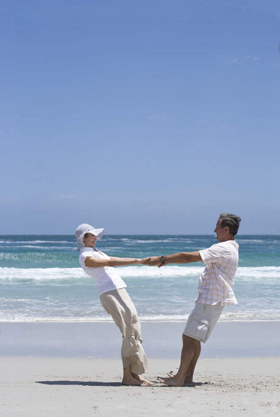 西方人,老年人,两个人,家庭,夫妻,握手,竖图,室外,白天,侧面,爱情,旅游,度假,海浪,海洋,美景,沙滩,帽子,欧洲,欧洲人,阴影,服装,光线,沙子,影子,海岸,景观,浪花,水平线,辽阔,海平线,沙地,浪漫,注视,休闲装,旋转,娱乐,相视,衣服,蓝色,蓝天,天空,阳光,自然,海水,遮阳帽,天,观察,看,享受,休闲,广阔,温暖,温馨,一家人,面对面,休闲服,景色,恩爱,放松,恋人,服饰,晴朗,观看,对视,一望无际,和睦,察看,互视,关注,自然风光,相对,海景,万里无云,相看,无边无际,一马平川,老年男性,老年女性,男人,男性,女人,女性,白种人,夫妇,情侣,大海,风浪,海,海水的波动,海滩,近岸浪,涌浪,晴空,晴空万里,搀手,拉手,手拉手,手握手,彩图,全身,伴侣,融洽,水天相接,水天一线