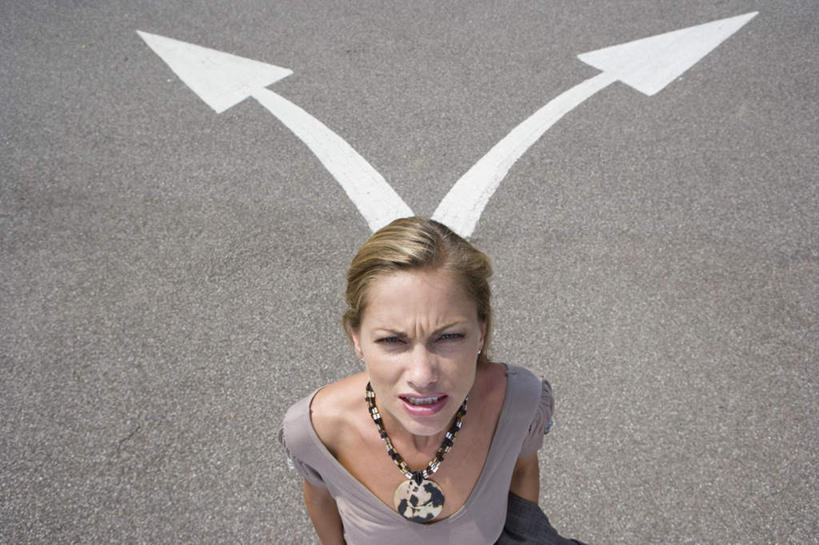 西方人,一个人,站,横图,俯视,室外,白天,道路,路,公路,项链,欧洲,欧洲人,仅一个女性,仅一个人,一条,阴影,服装,生气,反射,影子,交通,注视,休闲装,方向,箭头,装饰品,衣服,饰品,首饰,观察,看,站着,仅一个中年女性,休闲,休闲服,服饰,观看,察看,指向,气愤,关注,簇,负气,怄气,女人,女性,中年女性,白种人,马路,抬头,仰头,站立,半身,彩图,高角度拍摄