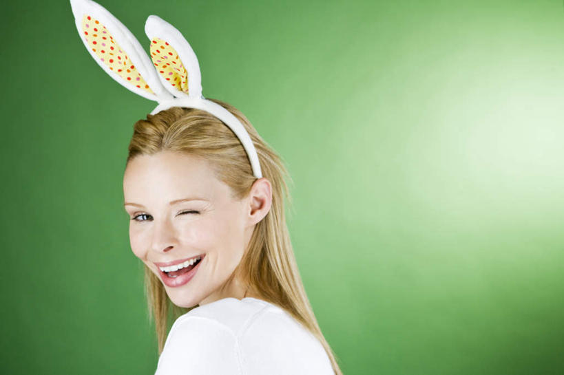 西方人,脸,头,耳朵,脸颊,头发,一个人,站,笑,微笑,露齿笑,横图,室内,特写,白天,侧面,欧洲,欧洲人,仅一个年轻女性,仅一个女性,仅一个人,绿色背景,阴影,服装,装饰,反射,头饰,影子,扭头,注视,休闲装,肩膀,衣服,白色,发箍,发饰,饰品,观察,看,站着,转头,休闲,眯眼,休闲服,金色,眯,摄影,服饰,影棚,头箍,观看,兔耳朵,华丽,修饰,点缀,察看,关注,发卡,配饰,衬托,美观,雅致,雅观,年轻女性,女人,女性,白种人,头部,长发,直发,耳,耳部,脸部,脸蛋,面部,站立,半身,彩图,影棚拍摄,拍摄