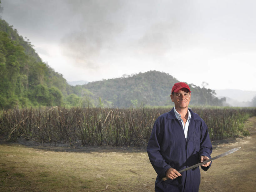 西方人,一个人,农民,农田,站,横图,室外,白天,正面,庄稼,农作物,山,山脉,帽子,欧洲,欧洲人,仅一个男性,仅一个人,仅一个中年男性,一把,握,服装,山峰,乌云,烟雾,云,阴天,云朵,山峦,云彩,注视,休闲装,运动帽,衣服,红色,天空,群山,天,观察,看,站着,休闲,休闲服,鸭舌帽,握着,服饰,观看,察看,昏暗,阴沉,关注,镰刀,农具,一顶,农人,耕具,割刀,男人,男性,中年男性,白种人,农夫,站立,半身,彩图,耕地,庄稼田