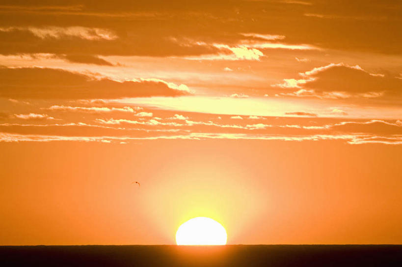 无人,横图,室外,白天,正面,旅游,度假,海浪,海洋,美景,日落,太阳,西班牙,欧洲,阴影,光线,影子,景观,浪花,水平线,晚霞,霞光,云,云朵,落日,辽阔,海平线,云彩,娱乐,白云,阳光,自然,海水,黄昏,享受,休闲,广阔,景色,彩霞,放松,一望无际,南欧,自然风光,海景,马略卡岛,西班牙王国,无边无际,一马平川,夕照,巴利阿里群岛,马略卡,大海,风浪,海,海水的波动,近岸浪,涌浪,夕阳,彩图,水天相接,水天一线,斜阳