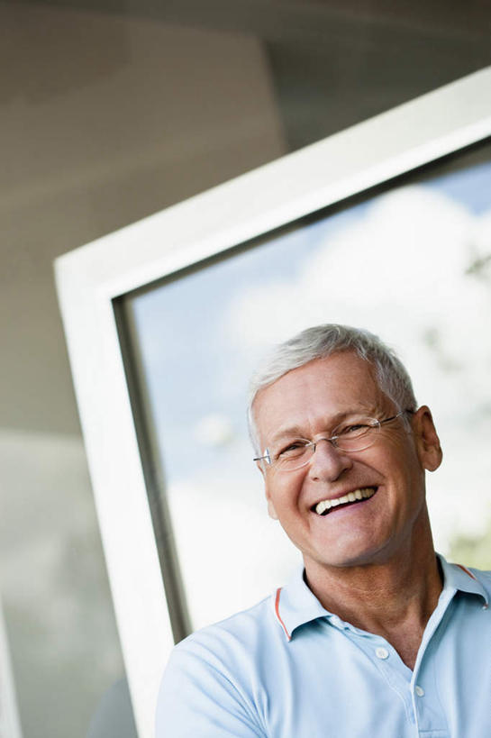 西方人,一个人,站,笑,微笑,露齿笑,竖图,室外,白天,正面,欧洲,欧洲人,仅一个男性,仅一个人,一副,朦胧,模糊,眼镜,墙,注视,墙壁,墙面,观察,看,站着,仅一个老年男性,观看,老花镜,察看,关注,远视眼镜,老年男性,男人,男性,白种人,站立,半身,彩图