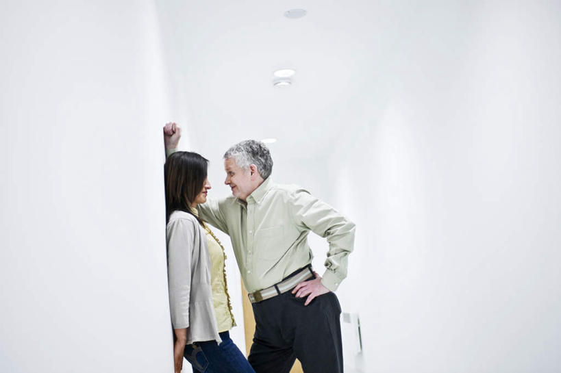 西方人,两个人,同事,商务人士,商务男性,商务女性,站,举,横图,室内,白天,侧面,衬衫,成功,合作,团队,集体,信心,照明,欧洲,欧洲人,撑,阴影,套装,反射,影子,墙,灯光,注视,队伍,顶灯,相视,墙壁,墙面,灯,白色,灯具,观察,看,托,站着,面对面,观看,对视,照亮,察看,领导,撑着,互视,照明设备,成就,关注,骚扰,相对,商务装,手插袋,单手插袋,合伙,领袖,工薪阶层,相看,单手抄兜,单手放兜,老年男性,男人,男性,女人,女性,中年女性,白种人,白领,上班族,插兜,举起,举手,举着,手插兜,手放口袋,向上举,向上伸,向上托,站立,半身,彩图,衬衣,手抄兜