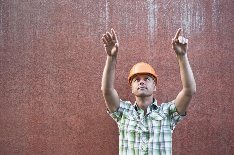 西方人,一个人,建筑工人,站,横图,室外,白天,正面,帽子,欧洲,欧洲人,仅一个男性,仅一个人,仅一个中年男性,指,阴影,服装,光线,头盔,影子,墙,指挥,指点,休闲装,墙壁,墙面,工人,衣服,阳光,安全帽,站着,休闲,休闲服,服饰,指向,一顶,男人,男性,中年男性,白种人,建筑工,站立,半身,彩图