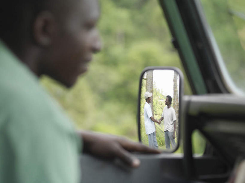 西方人,坐,横图,室内,白天,侧面,安全,植物,窗户,镜子,卡车,微型货车,欧洲,非洲,黑人,欧洲人,服装,朦胧,模糊,反射,集装箱,注视,休闲装,玻璃窗,树,树木,衣服,绿色,自然,车窗,交通工具,观察,看,休闲,休闲服,服饰,后视镜,集装箱车,生长,成长,观看,货车,镜像,察看,生命,镜面,关注,载具,货运车,光学,侧视镜,非洲人,载重汽车,坐着,半身,彩图