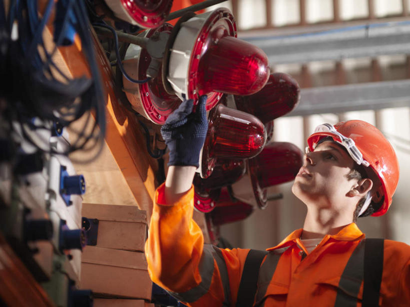 西方人,一个人,工程师,建筑工人,建筑师,站,摸,横图,室内,白天,仰视,工作服,制服,安全,帽子,照明,欧洲,欧洲人,仅一个男性,仅一个人,抚摸,头盔,灯光,防护,警告,注视,灯,仅一个年轻男性,安全帽,手套,灯具,建筑工地,观察,看,站着,警示,观看,保护,照亮,提醒,察看,照明设备,关注,提示,保险,保全,周全,安稳,安定,防护手套,地盘,建筑地盘,施工地盘,工作制服,平安,男人,男性,年轻男性,白种人,技师,建筑工,建筑设计师,触摸,接触,抬头,仰头,站立,半身,彩图,低角度拍摄,工作套服,工地,安全服,反光背心,反光服,反光衣,警示灯