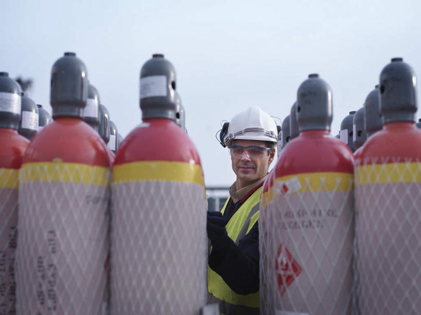 西方人,一个人,码头,站,横图,室外,白天,正面,工作服,制服,港口,帽子,欧洲,欧洲人,仅一个男性,仅一个人,仅一个中年男性,一排,许多,阴影,整齐,并列,并排,光线,头盔,影子,很多,注视,排列,蓝色,蓝天,天空,阳光,安全帽,容器,天,观察,看,站着,晴朗,观看,储藏,天然气,察看,储存,队列,关注,平行,煤气罐,万里无云,有机物,工作制服,甲烷,无色,无味,可燃冰,沼气,男人,男性,中年男性,白种人,晴空,晴空万里,站立,半身,彩图,工作套服,摆渡口,埠头,渡口,渡头,港湾,海港,货运码头,口岸,商港,安全服,反光背心,反光服,反光衣,贮存