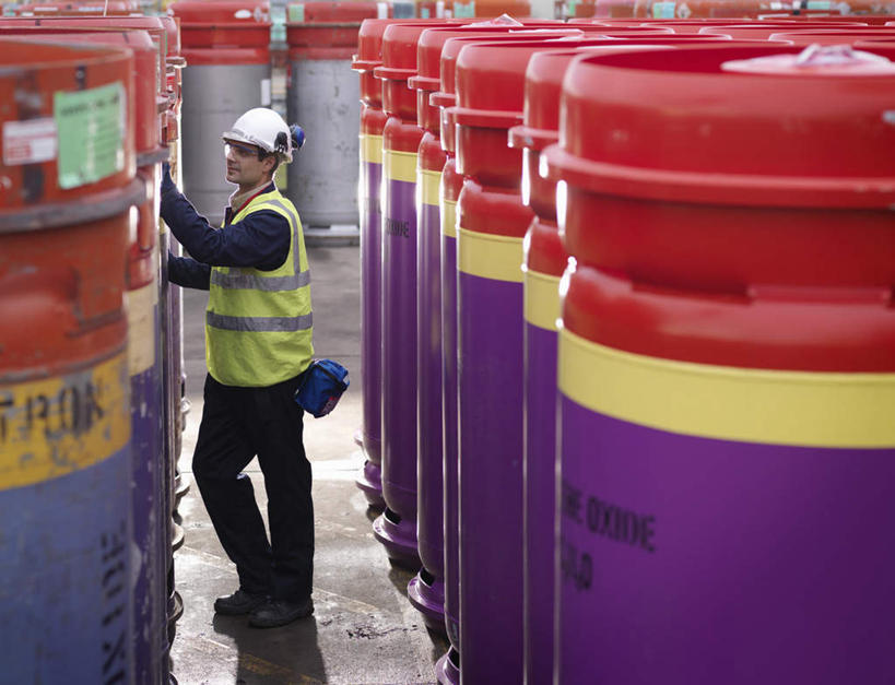 西方人,一个人,码头,站,摸,横图,室外,白天,侧面,工作服,制服,安全,港口,帽子,欧洲,欧洲人,仅一个男性,仅一个人,仅一个中年男性,一排,许多,抚摸,检查,整齐,并列,并排,头盔,眼镜,防护,很多,注视,排列,安全帽,容器,观察,看,站着,观看,储藏,天然气,护目镜,保护,察看,储存,队列,关注,保险,平行,煤气罐,保全,周全,安稳,安定,有机物,安全防护眼镜,工作制服,甲烷,无色,无味,可燃冰,沼气,平安,男人,男性,中年男性,白种人,触摸,接触,站立,彩图,全身,工作套服,摆渡口,埠头,渡口,渡头,港湾,海港,货运码头,口岸,商港,安全服,反光背心,反光服,反光衣,贮存,防护眼镜