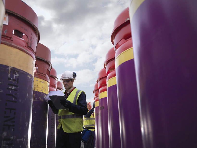 西方人,两个人,伙伴,朋友,码头,站,横图,室外,白天,仰视,工作服,制服,友谊,安全,合作,团队,港口,帽子,欧洲,欧洲人,一排,许多,握,阴影,整齐,并列,并排,光线,头盔,眼镜,影子,云,云朵,防护,很多,拿,云彩,拿着,注视,排列,蓝色,白云,蓝天,天空,阳光,安全帽,容器,天,观察,看,站着,战略,握着,晴朗,观看,储藏,天然气,护目镜,保护,察看,书写,储存,队列,关注,保险,记录板,平行,煤气罐,记事板,保全,周全,安稳,安定,联合,合谋,有机物,安全防护眼镜,工作制服,甲烷,无色,无味,可燃冰,沼气,配合,平安,协作,男人,男性,中年男性,白种人,晴空,站立,半身,彩图,低角度拍摄,工作套服,摆渡口,埠头,渡口,渡头,港湾,海港,货运码头,口岸,商港,安全服,反光背心,反光服,反光衣,贮存,防护眼镜