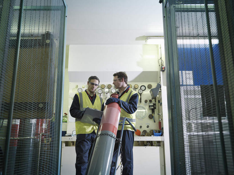 西方人,两个人,伙伴,朋友,码头,站,横图,室内,白天,仰视,工作服,制服,友谊,合作,团队,港口,欧洲,欧洲人,握,标志,数字,文字,字符,指针,拿,拿着,注视,标识,容器,观察,看,站着,战略,握着,阿拉伯数字,观看,储藏,天然气,察看,书写,储存,关注,记录板,仪表盘,煤气罐,记事板,联合,合谋,有机物,工作制服,甲烷,无色,无味,可燃冰,沼气,配合,协作,男人,男性,年轻男性,中年男性,白种人,站立,半身,彩图,低角度拍摄,工作套服,摆渡口,埠头,渡口,渡头,港湾,海港,货运码头,口岸,商港,安全服,反光背心,反光服,反光衣,贮存