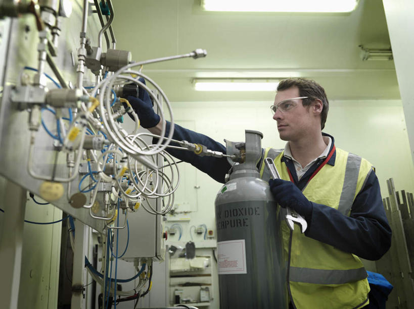 西方人,一个人,码头,站,横图,室内,白天,仰视,工作服,制服,安全,港口,欧洲,欧洲人,仅一个男性,仅一个人,连接,握,组合,工具,眼镜,防护,拿,拿着,注视,仅一个年轻男性,容器,观察,看,站着,握着,观看,储藏,扳手,天然气,护目镜,保护,链接,五金,察看,紧固,储存,关注,拼接,拼凑,保险,煤气罐,拼合,凑集,聚合,撮合,链结,保全,周全,安稳,安定,牢固,扳头,有机物,安全防护眼镜,工作制服,甲烷,无色,无味,可燃冰,沼气,平安,男人,男性,年轻男性,白种人,站立,半身,彩图,低角度拍摄,工作套服,摆渡口,埠头,渡口,渡头,港湾,海港,货运码头,口岸,商港,安全服,反光背心,反光服,反光衣,贮存,防护眼镜