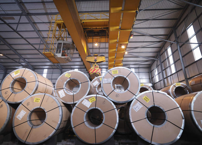 西方人,一个人,码头,坐,横图,室内,白天,仰视,工作服,制服,技术,港口,建筑,欧洲,欧洲人,仅一个男性,仅一个人,仅一个中年男性,一排,许多,形状,整齐,圆形,集装箱,很多,仓库,注视,设备,货柜,货物,排列,施工,工人,箱子,观察,看,机械,起重机,运输,观看,堆,操纵,工程,察看,操作,队列,关注,驾驭,利用,物流,把持,支配,形态,外形,工作制服,男人,男性,中年男性,白种人,坐着,彩图,低角度拍摄,全身,工作套服,摆渡口,埠头,渡口,渡头,港湾,海港,货运码头,口岸,商港,安全服,反光背心,反光服,反光衣,堆栈