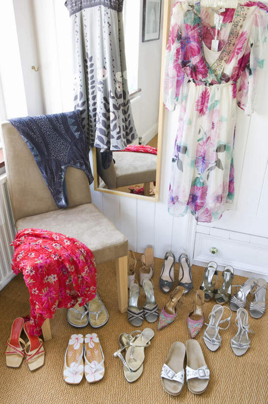 无人,竖图,室内,白天,正面,高跟鞋,裙子,时尚,鞋子,椅子,一排,许多,吊挂,悬挂,连衣裙,服装,整齐,并列,并排,木椅,墙,很多,挂,墙壁,墙面,排列,衣服,服饰,整洁,衣着,穿着,队列,时髦,平行,衣饰,时兴,参差,划一,彩图