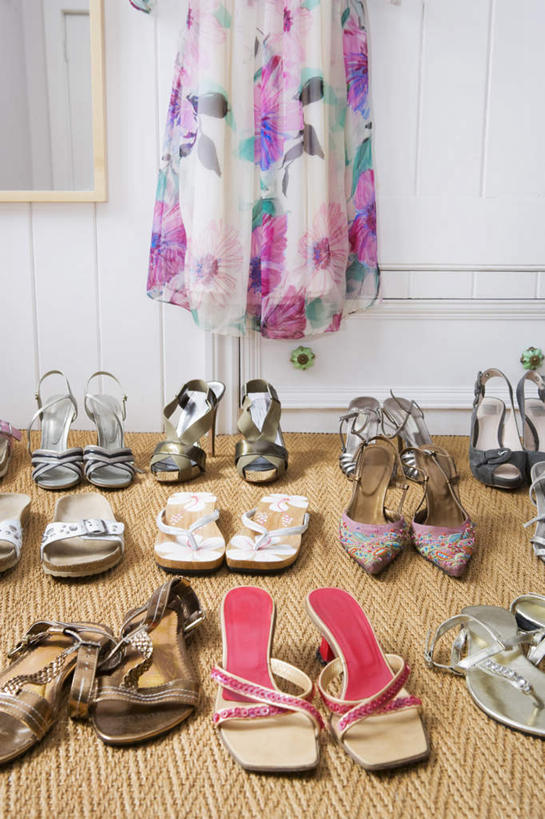 无人,竖图,室内,白天,正面,高跟鞋,裙子,时尚,鞋子,一排,许多,吊挂,悬挂,连衣裙,服装,整齐,并列,并排,墙,很多,挂,墙壁,墙面,排列,衣服,服饰,整洁,衣着,穿着,队列,时髦,平行,衣饰,时兴,参差,划一,彩图