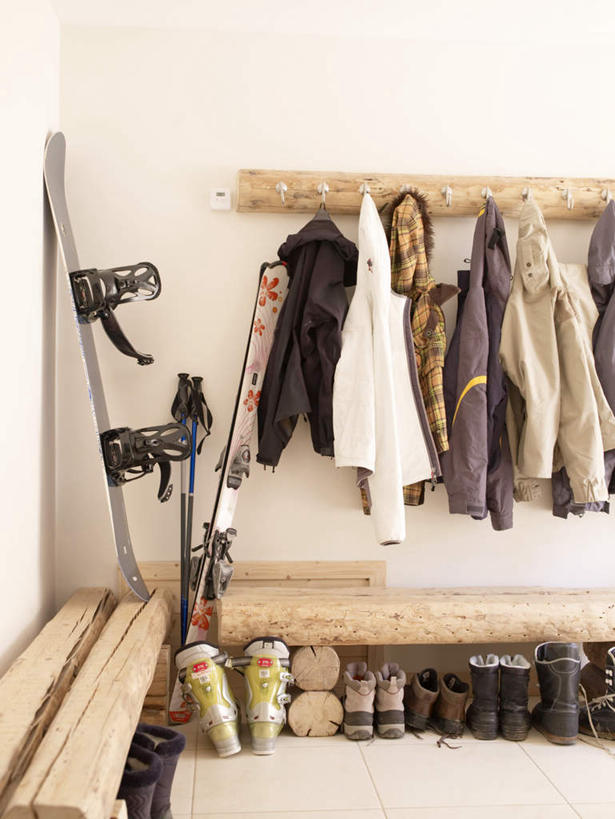 无人,家,木屋,竖图,室内,白天,正面,椅子,一排,吊挂,悬挂,整齐,木椅,挂,运动器械,外套,住宅,排列,健身器械,滑雪板,队列,健身器材,滑雪装备,外衣,彩图,茅舍,茅屋,棚屋,小木屋,小屋,运动器材