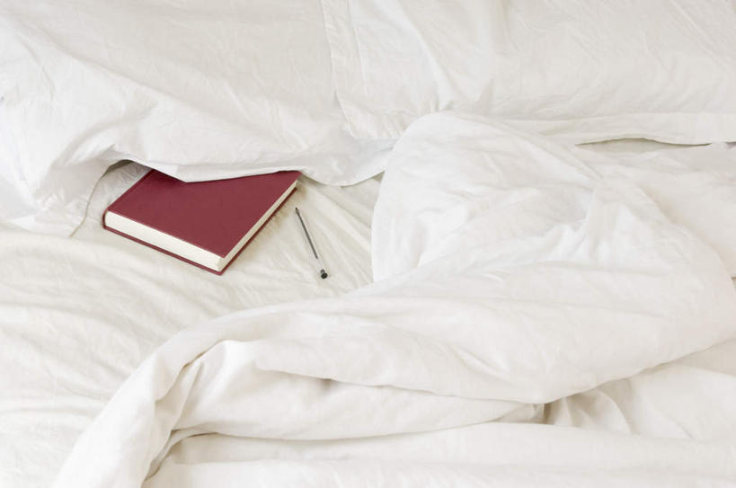 无人,横图,俯视,室内,特写,白天,床,卧室,静物,书籍,笔,双人床,办公用品,床单,被子,水笔,文具,学习用品,日记,文具用品,被单,书,图书,彩图,高角度拍摄,睡房,卧房,日志