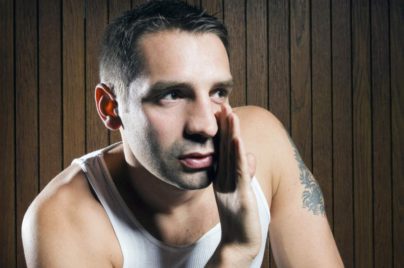 西方人,脸,头,脸颊,手,一个人,横图,室内,特写,白天,正面,时尚,欧洲,欧洲人,仅一个男性,仅一个人,仅一个中年男性,服装,木制,背心,墙,注视,文化,纹身,墙壁,墙面,衣服,木制品,观察,看,手部,个性,服饰,信仰,观看,单手,察看,衣着,穿着,关注,私语,密语,刺青,追求,耳语,想象,文身,勇气,崇拜,张扬,衣饰,男人,男性,中年男性,白种人,头部,脸部,脸蛋,面部,半身,彩图