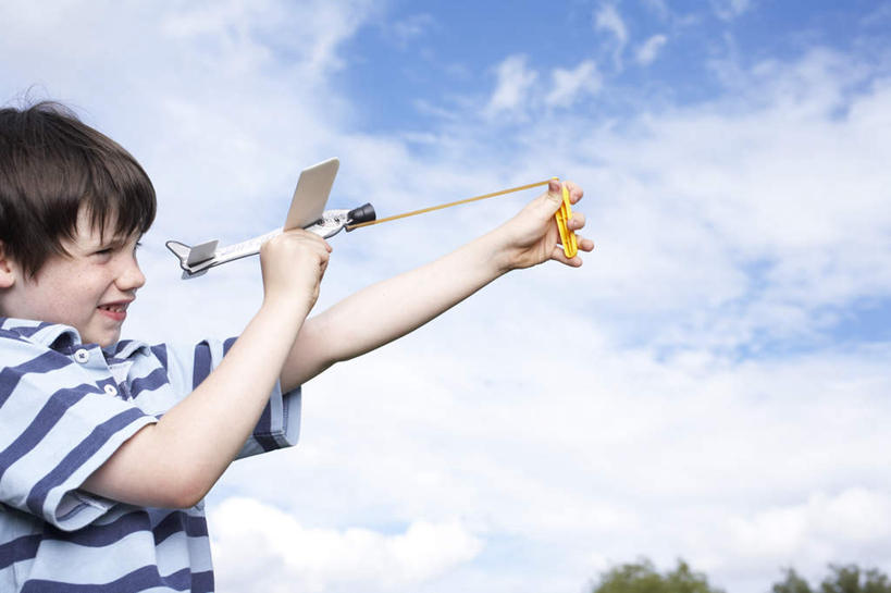 西方人,儿童,一个人,站,笑,微笑,露齿笑,横图,室外,白天,仰视,游戏,纯洁,植物,飞机,玩具,欧洲,欧洲人,仅一个男性,仅一个人,握,阴影,服装,光线,影子,云,云朵,交通,拿,玩,云彩,拿着,注视,休闲装,娱乐,航空,树,树木,小孩,衣服,蓝色,绿色,白云,蓝天,天空,阳光,自然,交通工具,天,观察,看,站着,仅一个小孩,休闲,休闲服,可爱,童年,童趣,益智,握着,运输,服饰,生长,晴朗,成长,观看,活动,察看,客机,发泄,关注,消遣,智力,载具,弹弓,对准,瞄准,童真,烂漫,无邪,冷兵器,宣泄,游戏工具,远射兵器,天真,男孩,男人,男性,白种人,孩子,晴空,玩耍,嬉戏,站立,半身,彩图,低角度拍摄,男生